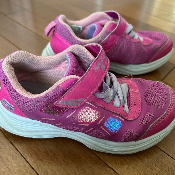 Skechers - Picture 2 of 4